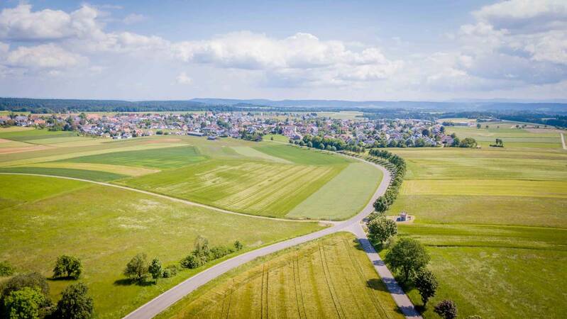 Das Bild zeigt eine Luftaufnahme vom Ortsteil Bösingen an einem freundlichen Sommertag. 