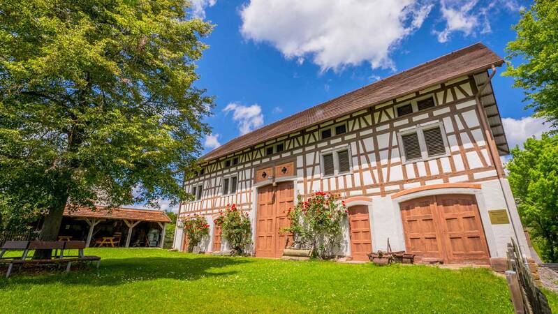 Das Bild zeigt das Bauernmuseum im Ortsteil Bösingen an einem Sommertag.
