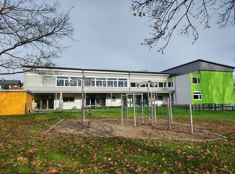 Das Bild zeigt die Schule Bösingen von außen.