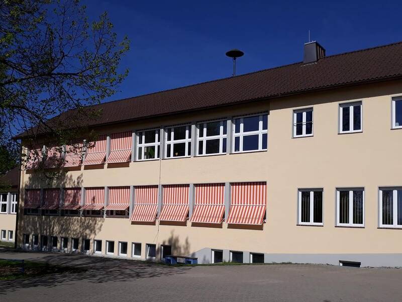 Das Bild zeigt die Schule Herrenzimmern von außen.