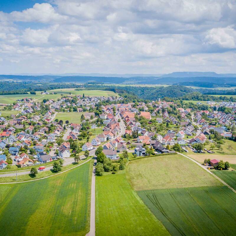 Das Bild zeigt eine Luftaufnahme im Ortsteil Herrenzimmern an einem freundlichen Sommertag. 