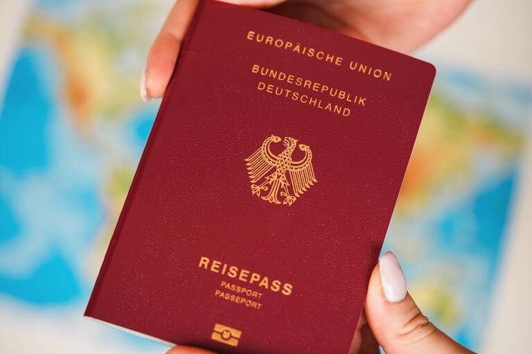 Ein Reisepass der Bundesrepublik Deutschland ist frontal abgebildet.